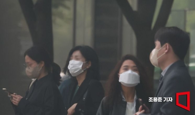 중국에서 발원한 황사가 북서풍을 타고 우리나라로 유입된 17일 서울 종로구 광화문에서 출근길 직장인들이 마스크를 쓰고 지나가고 있다. 사진=조용준 기자 jun21@