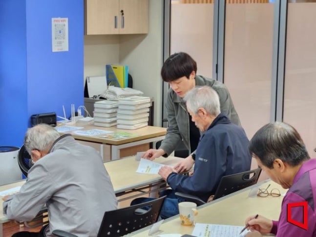 지난 11일 오후 1시께 서울 광진구 치매안심센터. '치매환자기억키움쉼터' 수업에서 작업치료사가 치매 노인의 두뇌 활동을 위한 프로그램을 지도하고 있다.<BR>/사진= 최태원 기자 peaceful1@