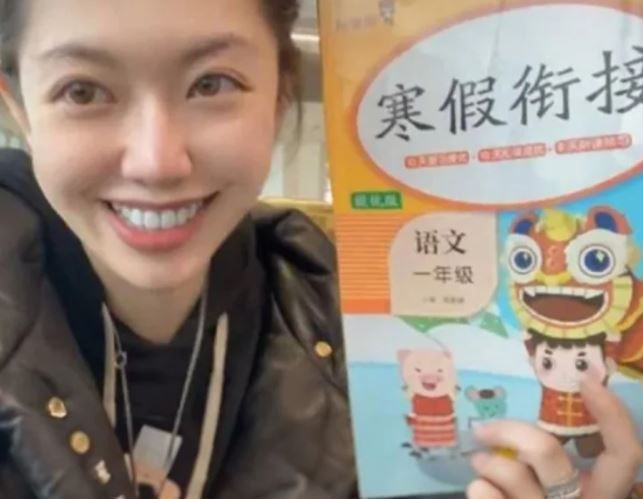 20대 인기 여성 블로거 A씨는 '프랑스 파리에서 중국 초등학생이 잃어버린 숙제를 찾아 대신 해줬다'는 내용의 영상을 올려 유명해졌다. [이미지출처=더우인 캡처]