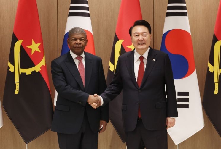 尹, <b>앙골라</b> 대통령과 <b>정상</b>회담…무역·투자·에너지 협력 논의(종합)