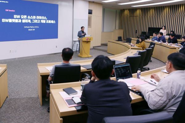 홍성표 LG전자 CTO SoftwarePlatform연구소장이 지난 26일 '미래기술 세미나' 강연자로 나서 임원들을 대상으로 SW 교육을 진행하고 있다. [사진제공=LG전자]