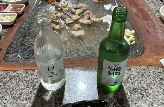 Choe Guk, the leader of the Choe Gukhyuksindang, posed a photo with Lotte Chilsung Beverage's soju '새로' and '처음처럼' side by side. [Image Source=Choe Guk, the leader of the Choe Gukhyuksindang Facebook]