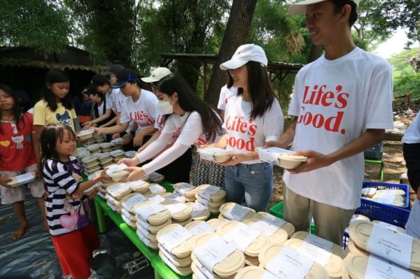On the 11th, LG Electronics delivered donation items for underprivileged communities in Indonesia at the Wonder Food social welfare foundation in Jakarta. LG Electronics employees, the National Food Agency, volunteer groups from Prasetiya Mulya University, and representatives from the non-profit organization Foodsycle participated. [Photo provided by LG Electronics]