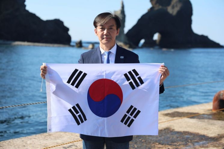 일본 기자 "<b>다케시마</b> 왜 가냐" 묻자…<b>조국</b> "누구신지" 응수