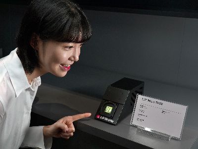 'SID 2024' 전시회에서 LG디스플레이 모델이 1.3인치 올레도스(OLEDoS) 제품을 소개하고 있다.[사진제공=LG디스플레이]