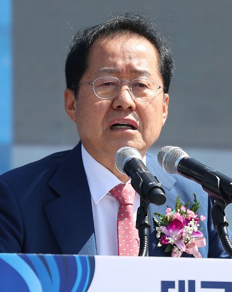 '尹=<b>상남자</b>'란 <b>홍준표</b>에 민주"金心대신 民心에 찍힌다"