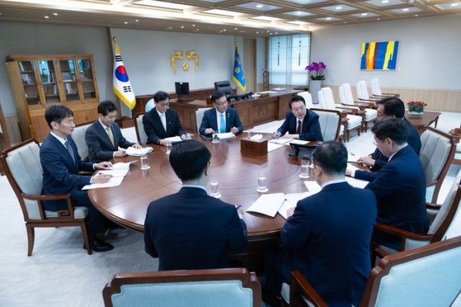 President Yoon Seok-yeol is presiding over the first economic issue checkup meeting at the presidential office building in Yongsan, Seoul, on the afternoon of the 9th. [Image Source=Yonhap News]