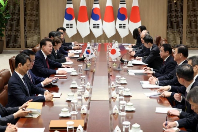 President Yoon Seok-youl is speaking at the Korea-Japan summit with Japanese Prime Minister Kishida Fumio at the Blue House in Seoul on the 26th. [Image Source=Yonhap News]