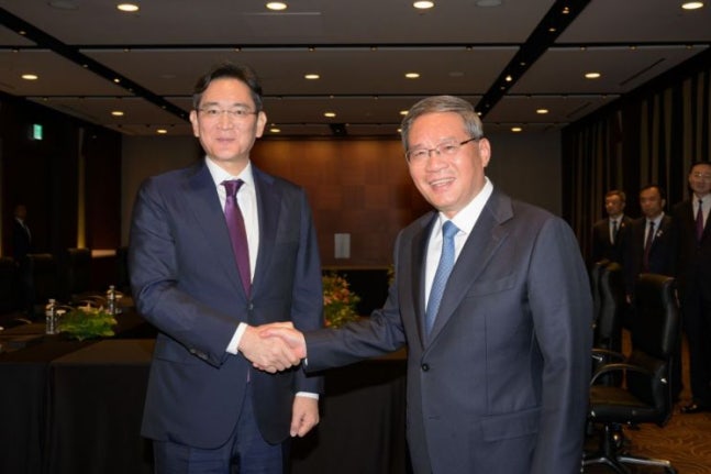 26th, Chairman Lee Jae-yong of Samsung Electronics and Chinese Premier Li Keqiang shaking hands before their meeting at Shilla Hotel in Seoul. Photo=Provided by Samsung Electronics