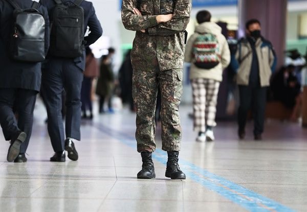 숨진 <b>훈련병</b>, <b>완전군장</b> 메고 달리기…훈련규정 위반 정황