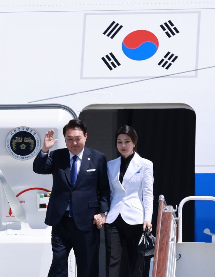 尹<b>대통령</b>, 순방 동행 기자단 격려…임신한 기자 안부 묻기도