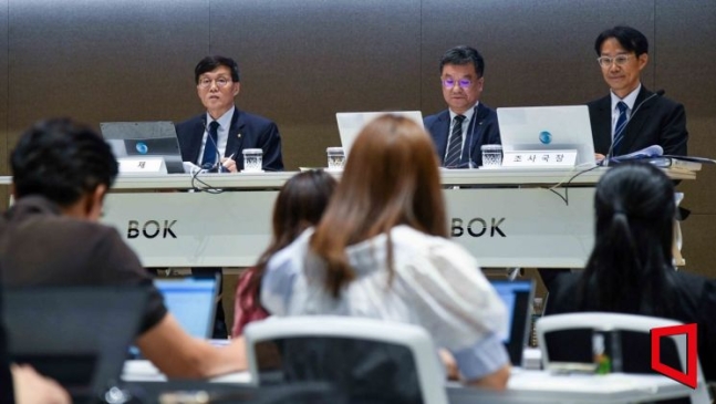 韓國銀行總裁Lee Chang -Yong在18日在韓國銀行附件的附件上發表講話。照片=照片co-