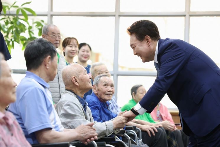 尹, <b>보훈요양원</b> 찾아…국가유공자에 '영웅의 제복' 선물(종합)