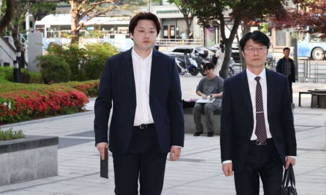 박단 대한전공의협의회 비상대책위원장이 지난달 3일 오후 서울 서초구 서울행정법원 앞에서 조규홍 보건복지부 장관을 상대로 업무개시명령 취소, 진료유지명령 취소, 사직서 수리 금지 명령 취소 소송을 제기하기 위해 이동하