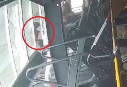 인도네시아의 한 체육관에서 러닝머신(트레드밀)을 이용하던 한 여성이 등 뒤에 열려 있던 창문으로 떨어져 사망하는 사고가 발생했다. [이미지출처=엑스(X·옛 트위터) 캡처]
