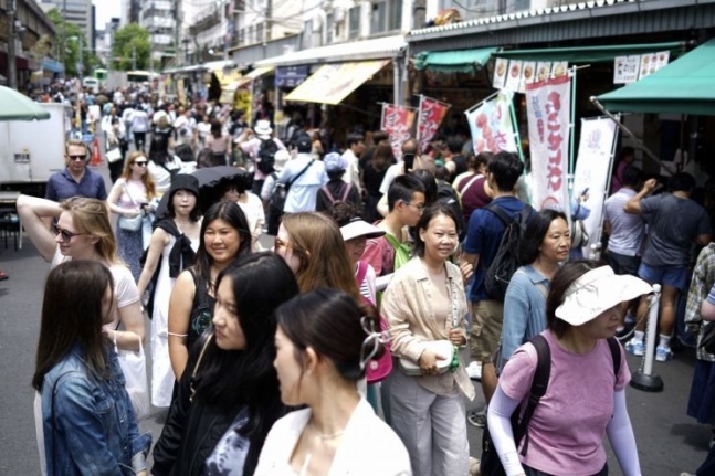 日本月地カーブマーケットが訪問者たちに混んでいる. [イメージ出処=AP連合ニュース]