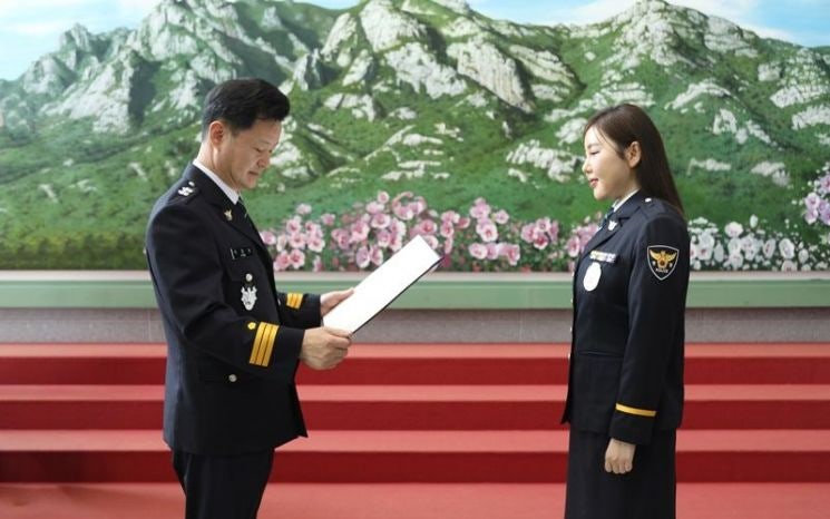 <b>가수 송가인</b>, 전남경찰청 <b>명예</b>경찰로 위촉