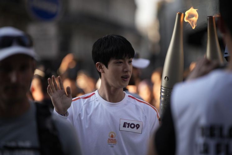 "영광이었다" 방탄소년단 진, 아미 <b>환호</b> 속 <b>파리올림픽 성화 봉송</b>
