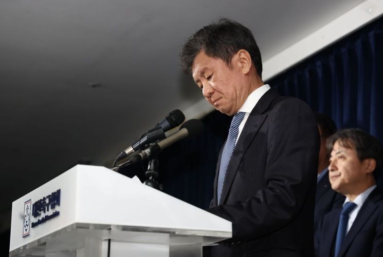 "<b>홍명보</b> 선임은 <b>업무방해</b>"…시민단체, <b>정몽규</b> 회장 고발