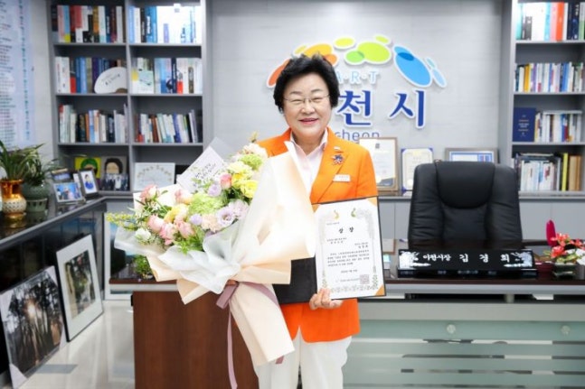 Mayor Kim Kyung-hee is showing the award from the Manifesto Excellent Case Competition. [Photo provided by Icheon City]