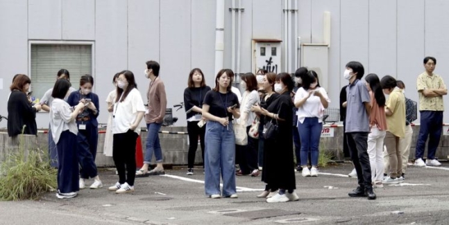 일본 규슈 미야자키현에서 지진이 발생한 이후 시민들이 건물 밖으로 대피해 있다. [이미지출처=AP연합뉴스]