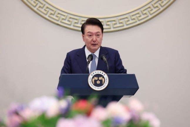 President Yoon Suk-yeol speaks at an invited luncheon for descendants of independence patriots at the Yeongbin-gwan in the Blue House on the 14th. [Image Source=Yonhap News]