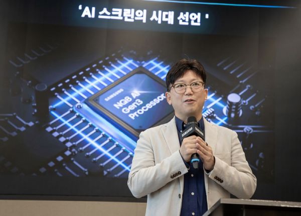 Yong Seok-woo, President of Samsung Electronics Visual Display Division, explains the 'AI screen' at the Samsung Electronics Suwon Plant's Digital Research Institute. [Photo provided by Samsung Electronics]