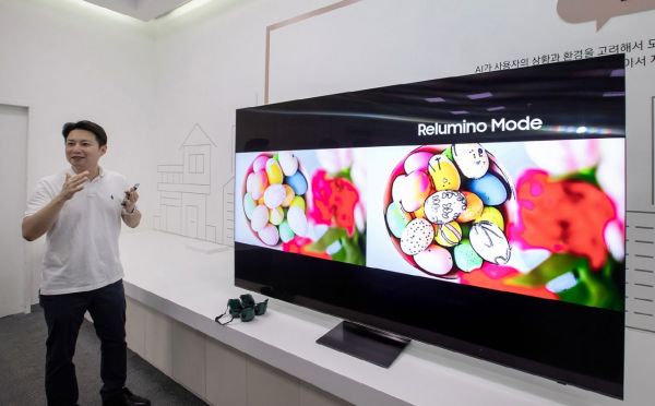 Explaining the features of Samsung AI TV at the Samsung Electronics Suwon Plant's Digital Research Institute. [Photo provided by Samsung Electronics]