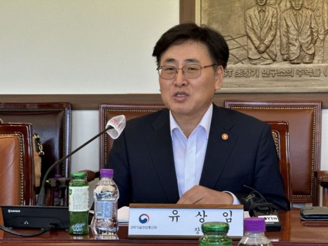 Minister of Science and ICT Yoo Sang-rim giving a greeting during his visit to KIST on the 28th. Photo=Reporter Baek Jong-min