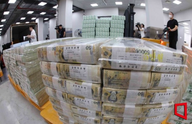 Officials are supplying Chuseok currency at the Bank of Korea Currency Receipt Center in Jung-gu, Seoul on the 5th. Photo=Photo Joint Coverage