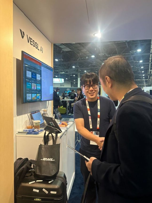 Ahn Jaeman, CEO of VESSL AI, is attending 'Oracle Cloud World (OCW) 2024' and discussing partnerships with local officials. [Photo provided = VESSL AI]