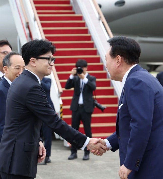 President Yoon Suk-yeol (right in the photo) shakes hands with Han Dong-hoon, leader of the People Power Party, as he leaves for the Czech Republic for an official visit from Seoul Airport in Seongnam on the 19th. [Photo credit=Yonhap News]