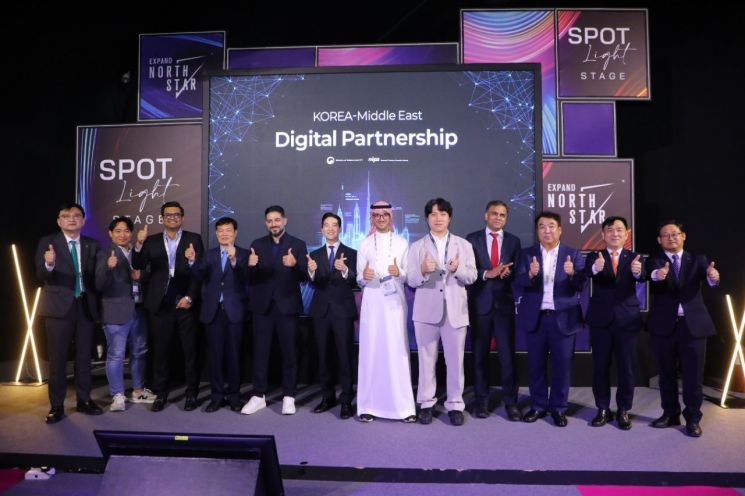 At the 2024 Korea-Middle East Digital Partnership event held at GITEX Expand North Star venue in Dubai, UAE on the morning of the 14th (local time) where export contracts and Memorandums of Understanding (MOU) were signed, Korean digital company representatives and Kang Do-hyun, the Second Vice Minister (second from the right), are taking a commemorative photo/Photo=Ministry of Science and ICT