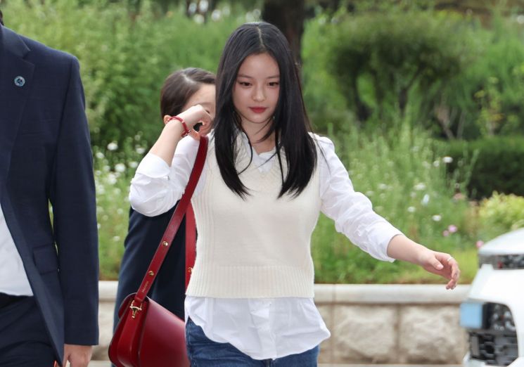 국회 국감장으로 들어가는 하니     (서울=연합뉴스) 김주성 기자 = 걸그룹 뉴진스의 하니가 15일 오후 국회 환경노동위원회의 국정감사장으로 향하고 있다.      하니는 '아이돌 따돌림과 직장 내 괴롭힘' 문제에