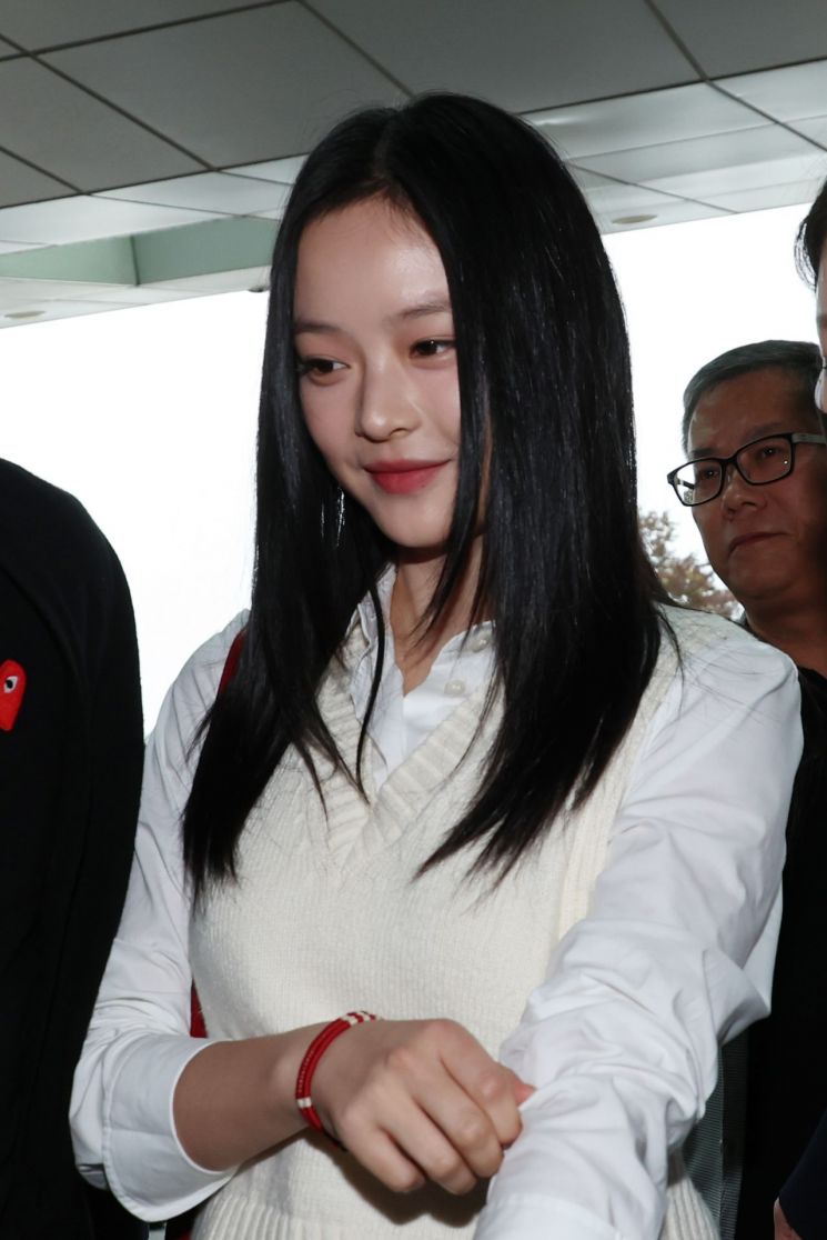 국회 국감장으로 들어가는 하니     (서울=연합뉴스) 김주성 기자 = 걸그룹 뉴진스의 하니가 15일 오후 국회 환경노동위원회의 국정감사장으로 향하고 있다.      하니는 '아이돌 따돌림과 직장 내 괴롭힘' 문제에