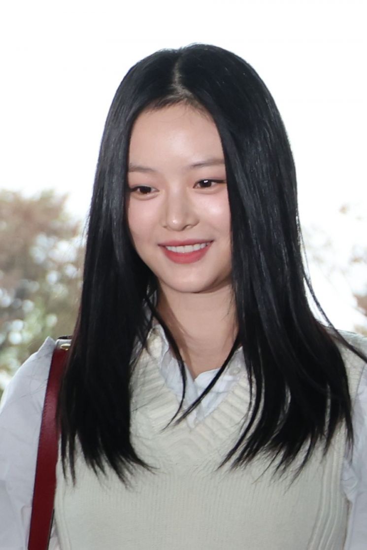 국회 국감장으로 들어가는 하니     (서울=연합뉴스) 김주성 기자 = 걸그룹 뉴진스의 하니가 15일 오후 국회 환경노동위원회의 국정감사장으로 향하고 있다.      하니는 '아이돌 따돌림과 직장 내 괴롭힘' 문제에