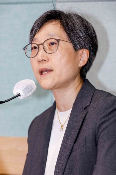 강희경 서울대의대 교수비상대책위원장 10일 서울 종로구 서울대 의과대학 융합관에서 열린 '의료개혁, 어디로 가는가' 토론회에 참석해 기조발언 하고 있다. 사진=강진형 기자aymsdream@