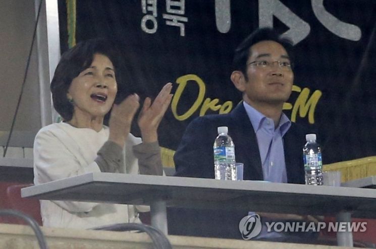 2015년 5월 이재용 삼성전자 부회장(오른쪽)이 서울 송파구 잠실야구장에서 열린 삼성과 두산의 정규리그 경기를 보고 있다. 왼쪽은 홍라희 리움미술관 관장. 사진=연합뉴스