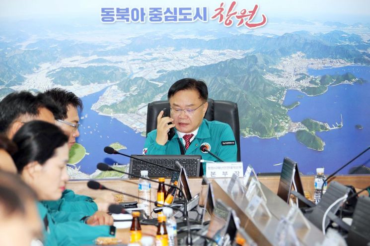 Mayor Hong Nam-pyo of Changwon Special City explaining the Safety Korea Drill.