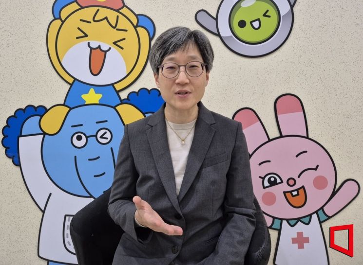강희경 서울대 의대·병원 교수협의회 비상대책위원장이 26일 서울 종로구 서울대학교어린이병원에서 의협 회장 보궐선거 출마 배경과 극단으로 치닫고 있는 의정갈등에 대한 입장을 이야기하고 있다. 최태원 기자