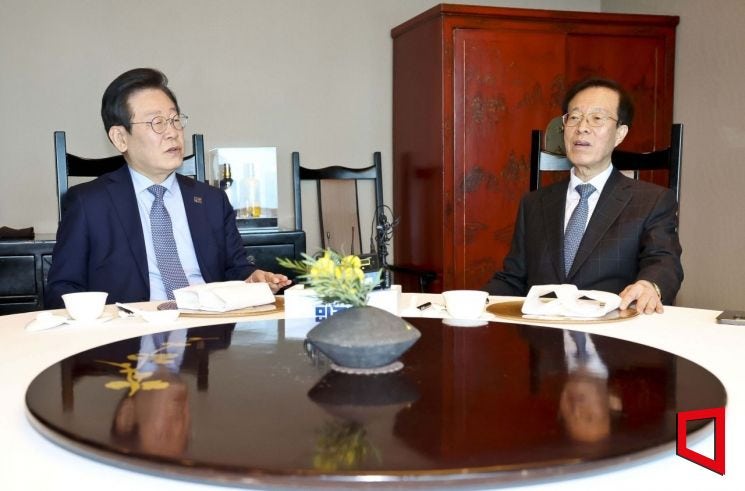 [포토] <b>이재명</b>, <b>이석연</b> 전 <b>법제처장</b>과 오찬 회동