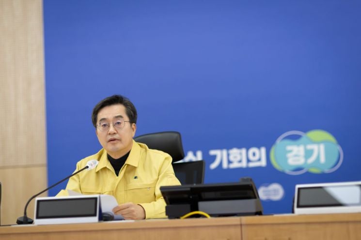 <b>김동연</b> "이젠 <b>눈과의</b> 전쟁"…대설 긴급 대책회의 열고 네가지 특별 지시