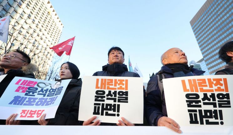 윤석열 대통령이 긴급 대국민 담화를 통해 비상계엄 해제를 선언한 지난 4일 오전 서울 종로구 광화문광장에서 민주노총과 참여연대를 포함한 여러 시민단체가 진행하는 '불법 계엄 규탄 내란죄 윤석열 퇴진 국민주권 실현을
