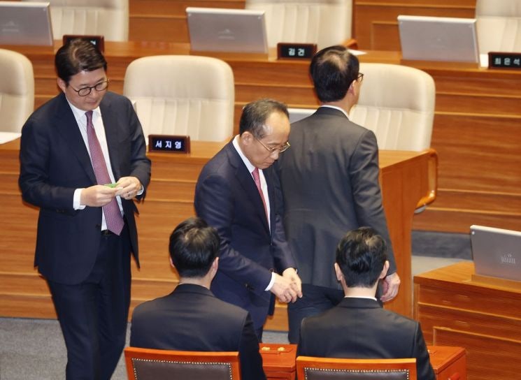 與, 김건희 특검법은 <b>투표</b>·<b>대통령</b> <b>탄핵</b> 퇴장으로 부결시키기로