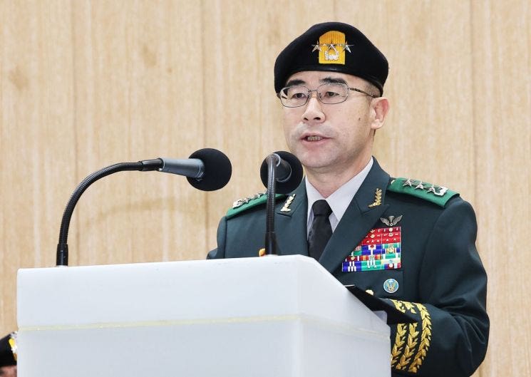 檢 출석한 <b>곽종근</b> 前<b>특수전사령관</b> "국민께 사죄…특전대원에 미안"