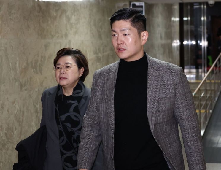 사무실엔 <b>근조화환</b>, 집 앞엔 흉기…국힘 김재섭에 경찰 신변보호
