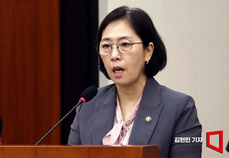 신영숙 여성가족부 차관이 지난 9월4일 국회에서 열린 여성가족위원회 전체회의에서 딥페이크 성범죄 대응 현황을 보고하고 있다. 사진=김현민 기자 kimhyun81@