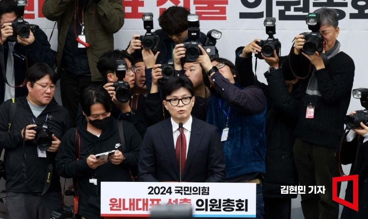 한동훈, 심야 윤리위 소집…'尹<b>대통령</b> 출당·<b>제명</b>' <b>논의</b>
