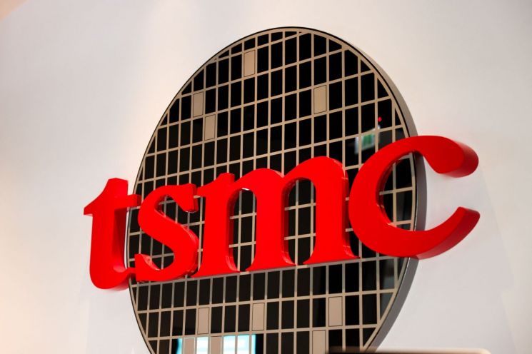 대만 신주과학단지에 있는 대만반도체제조회사(TSMC) 로고. AFP연합뉴스