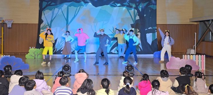 바카라사이트 아벤카지노랄랄라스쿨, '찾아가는 스쿨 공연' 실시